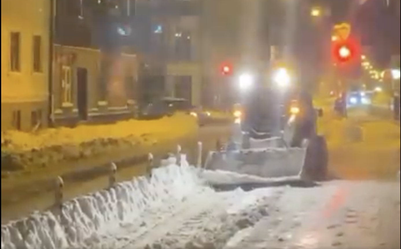 Одно дело помыть столбики, другое почистить от снега...