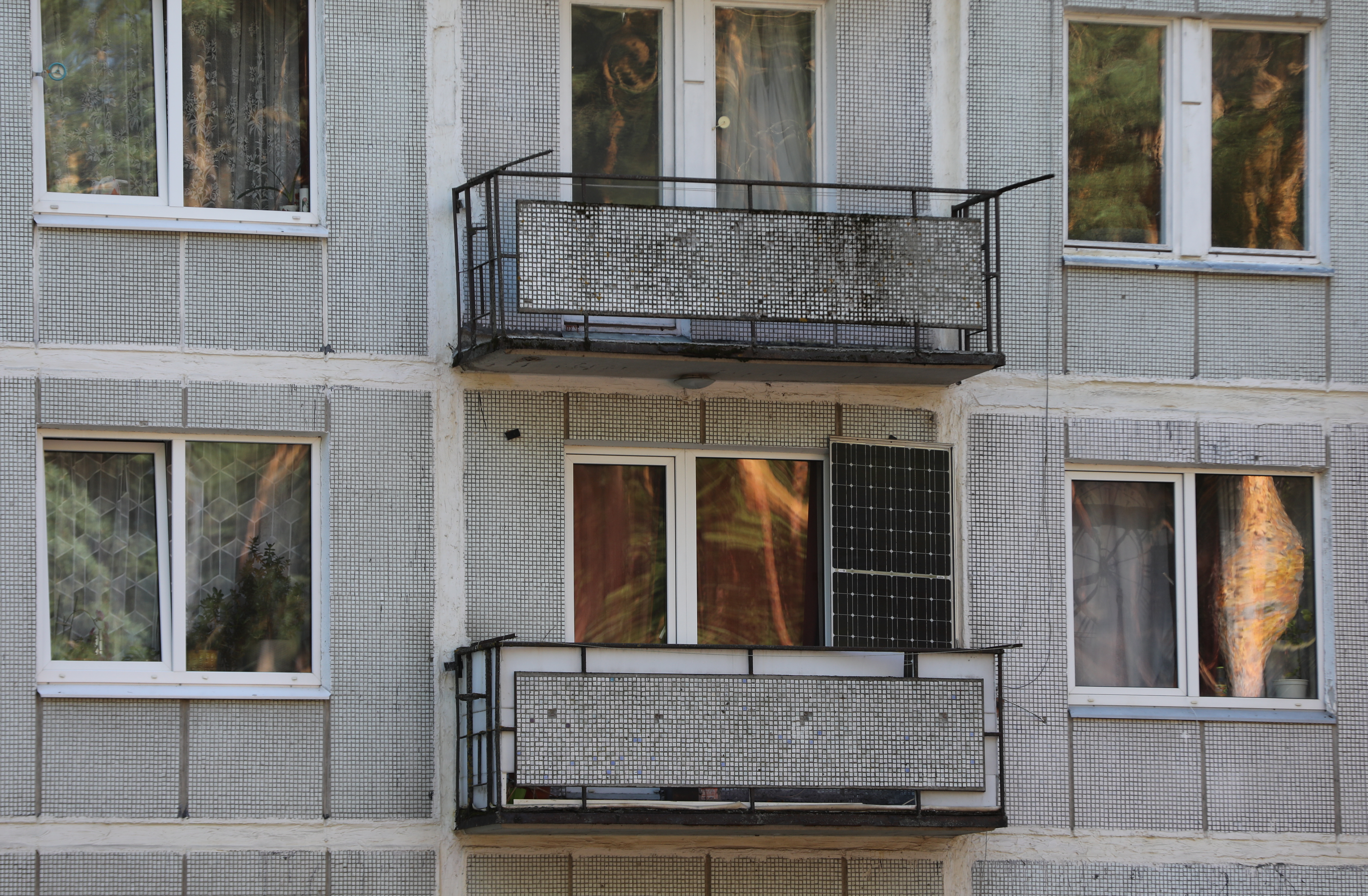 Солнечные панели на балконах многоквартирного дома - некрасиво, незаконно и опасно Солнечные панели на балконах многоквартирного дома - некрасиво, незаконно и опасно
