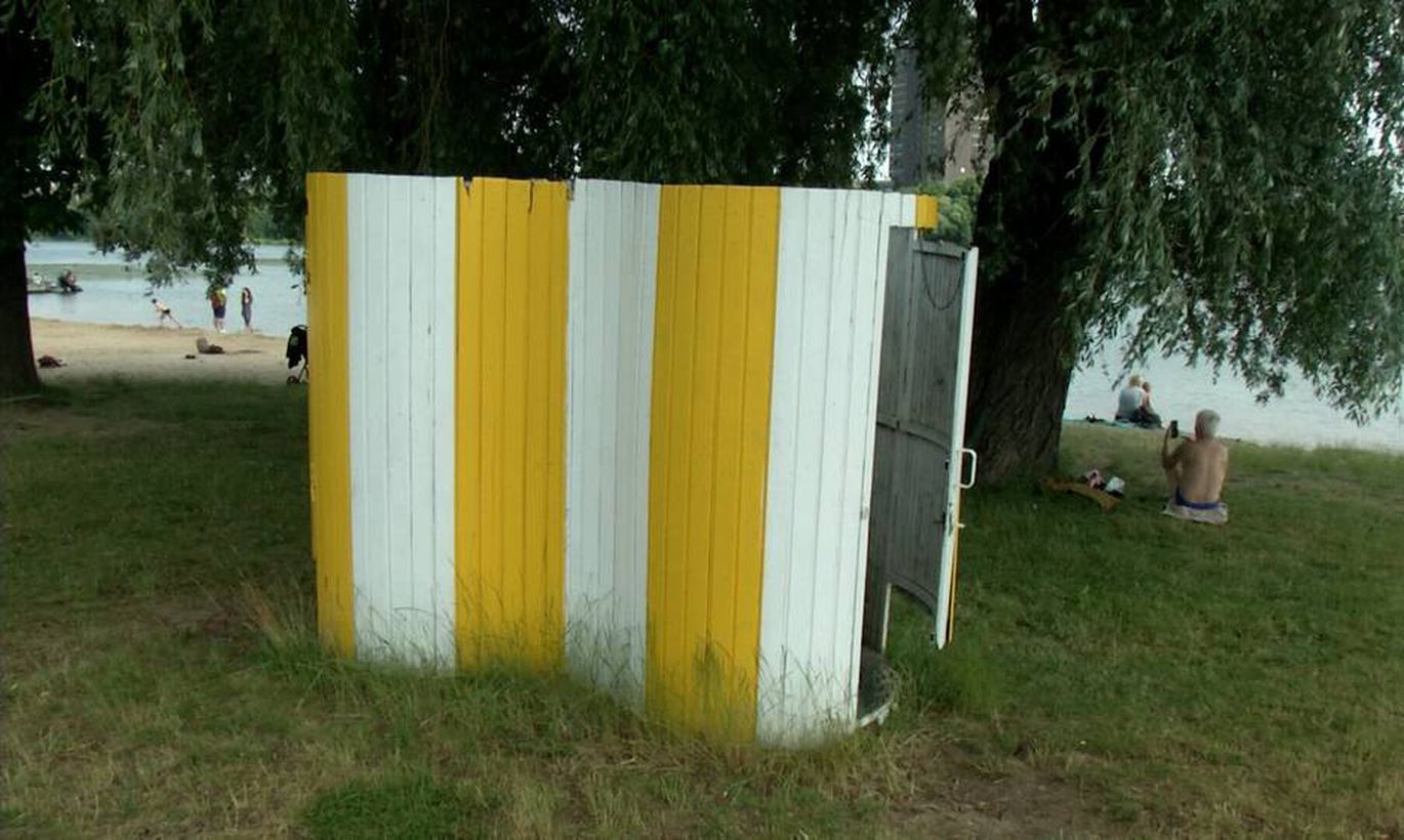 На пляжах орудуют извращенцы? Женщина обнаружила скрытую камеру в раздевалке