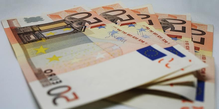 Пособие на детей и студентов: четыре месяца будут платить по 50 евро