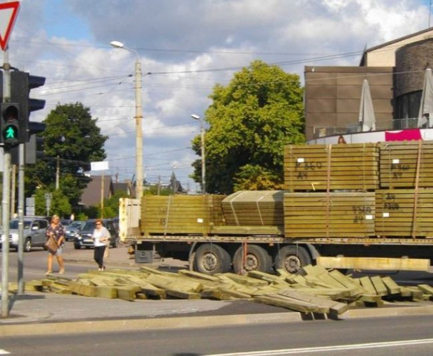 В Пурвциемсе грузовик рассыпал доски по Дзелзавас