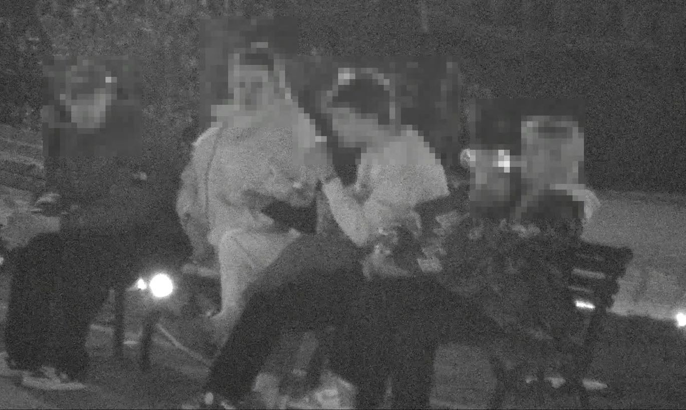 Группа молодежи получила по 300 евро штрафов за тусовку в парке Оперы