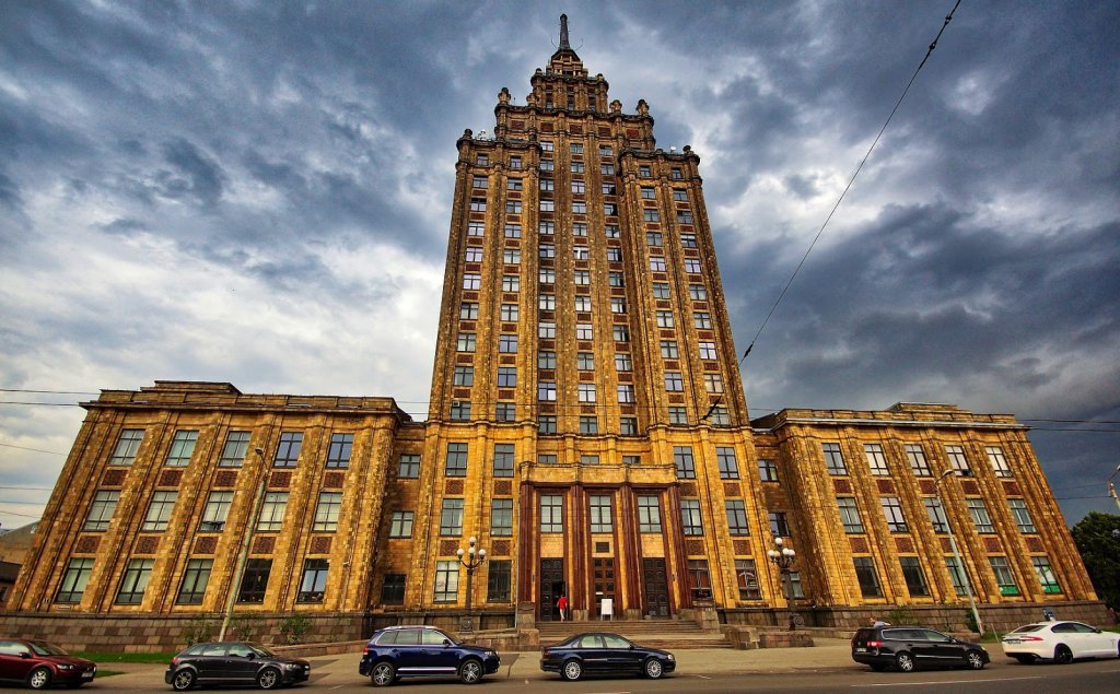 Здание Академии наук в Риге останется с серпом и молотом