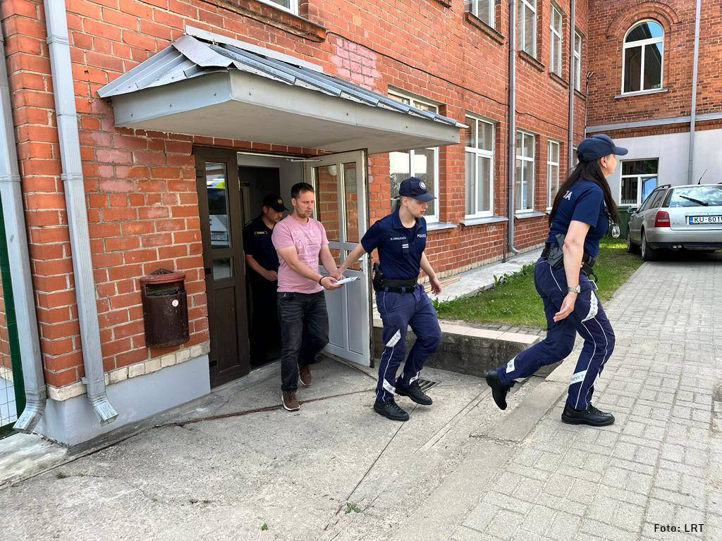 Суд оставил под арестом отца и мачеху, подозреваемых по делу об убийстве девочки в Роговке