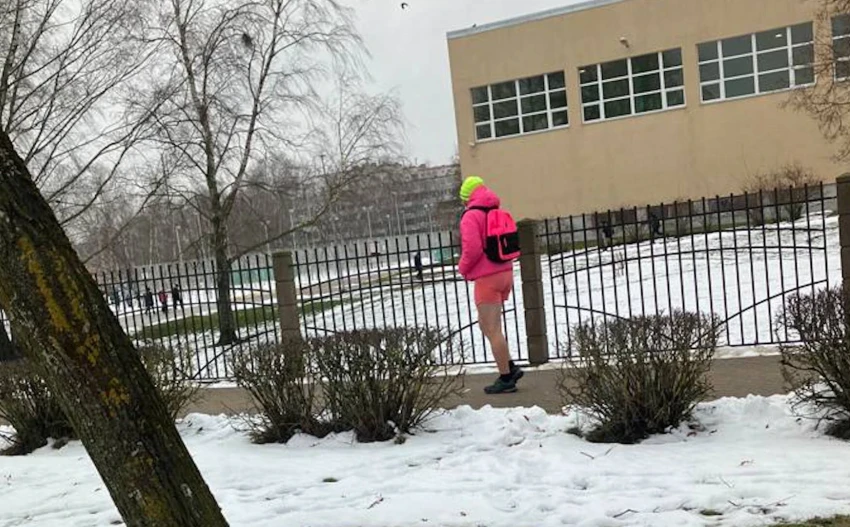 В розовых шортах у школы. Подозрительный мужчина пытался "подружиться с детьми" в Пурвциемсе