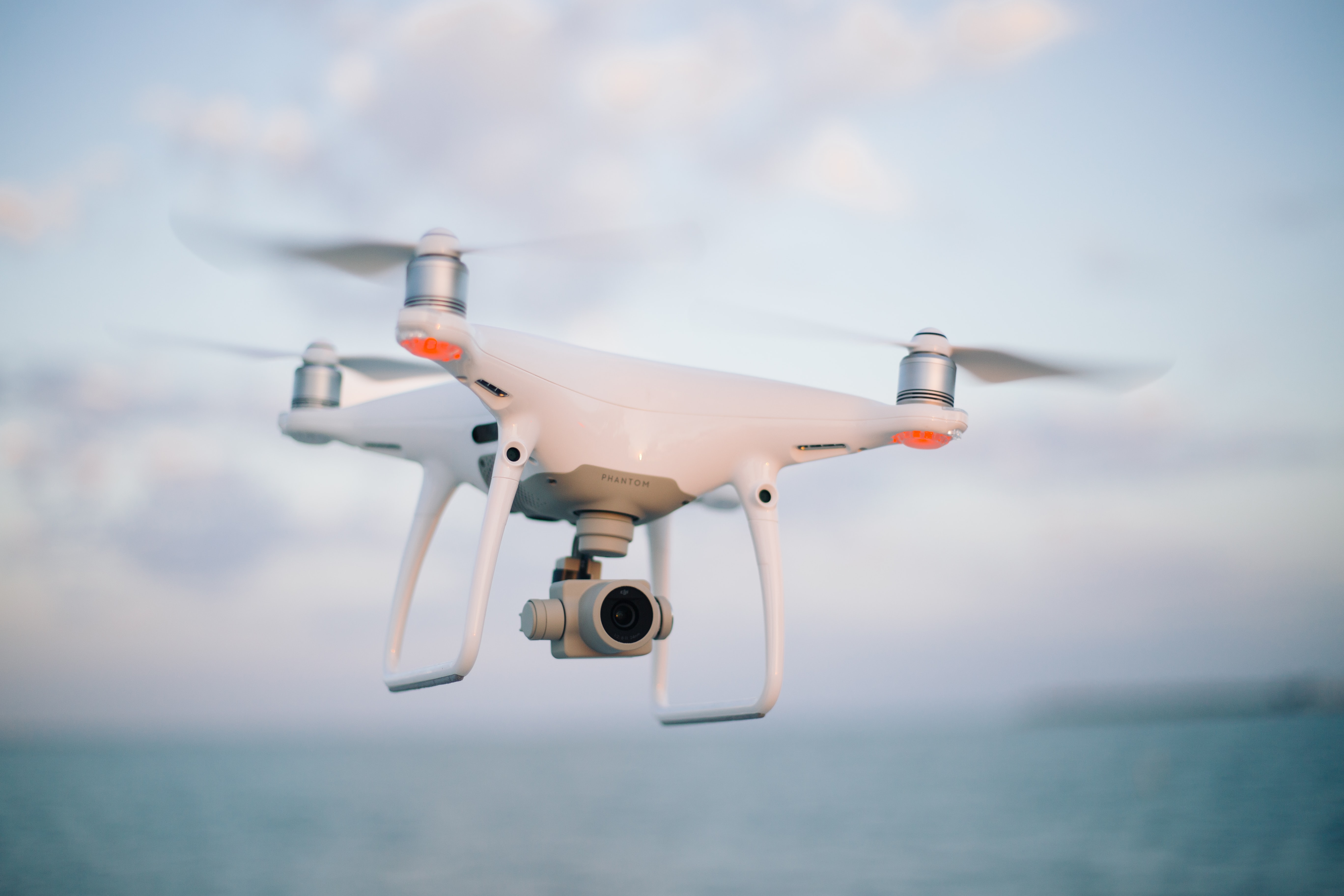 Jemenas nemiernieku dronu triecienā Saūda Arābijas lidostā aizdegusies lidmašīna
