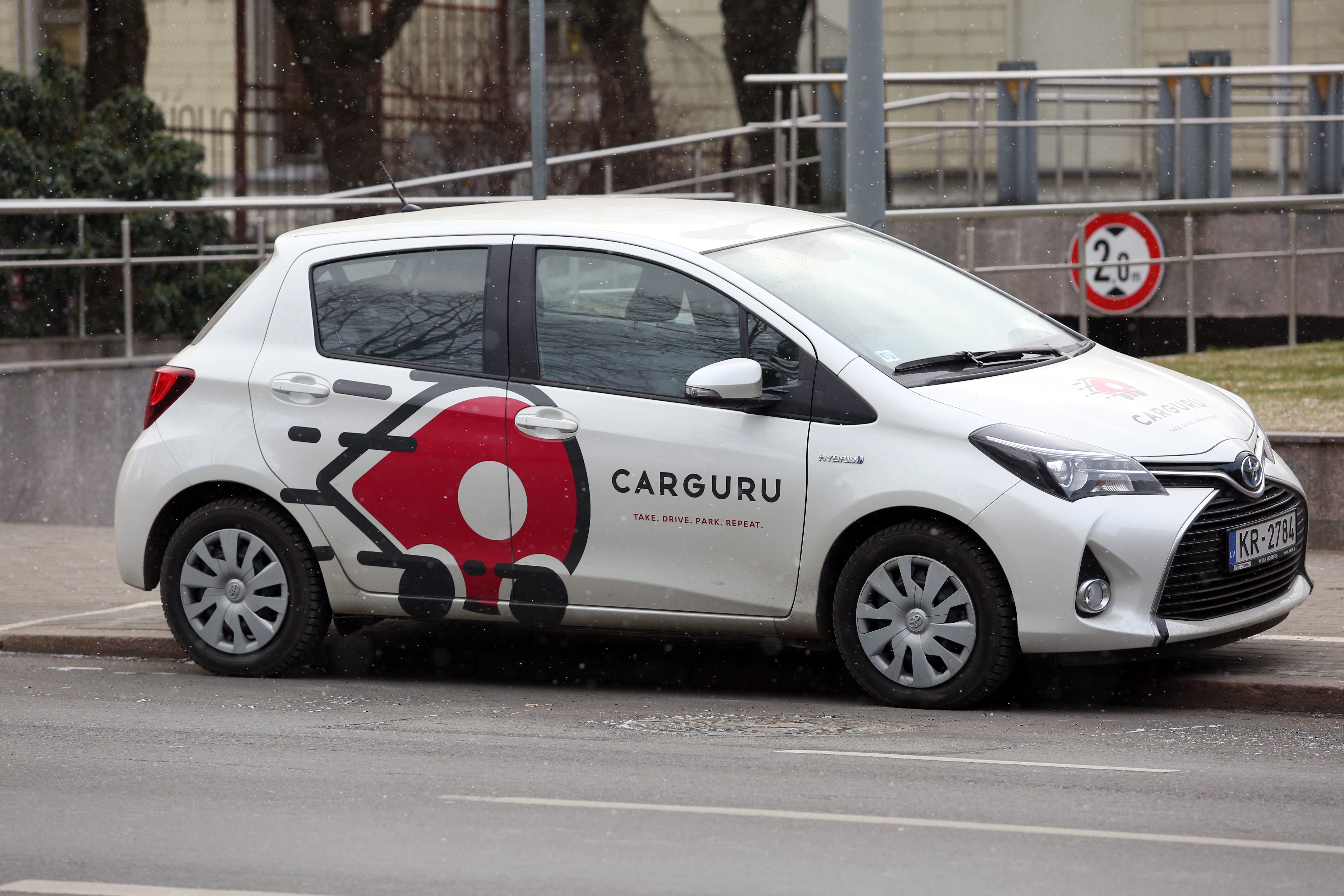 Каршеринговый автомобиль в Риге сбил столб