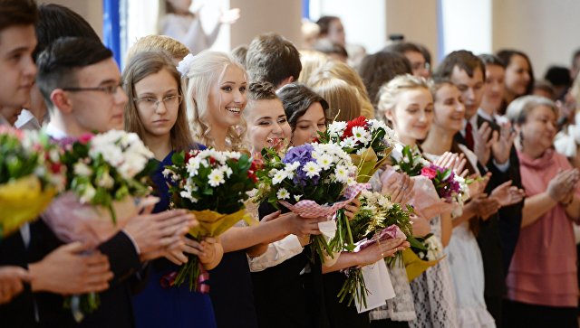 Прощай, школа! Тысячи выпускников начинают новую жизнь Прощай, школа! Тысячи выпускников начинают новую жизнь