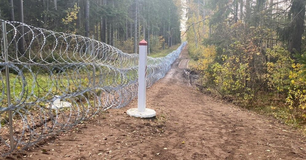 Сегодня планируется завершить установку временного забора на границе