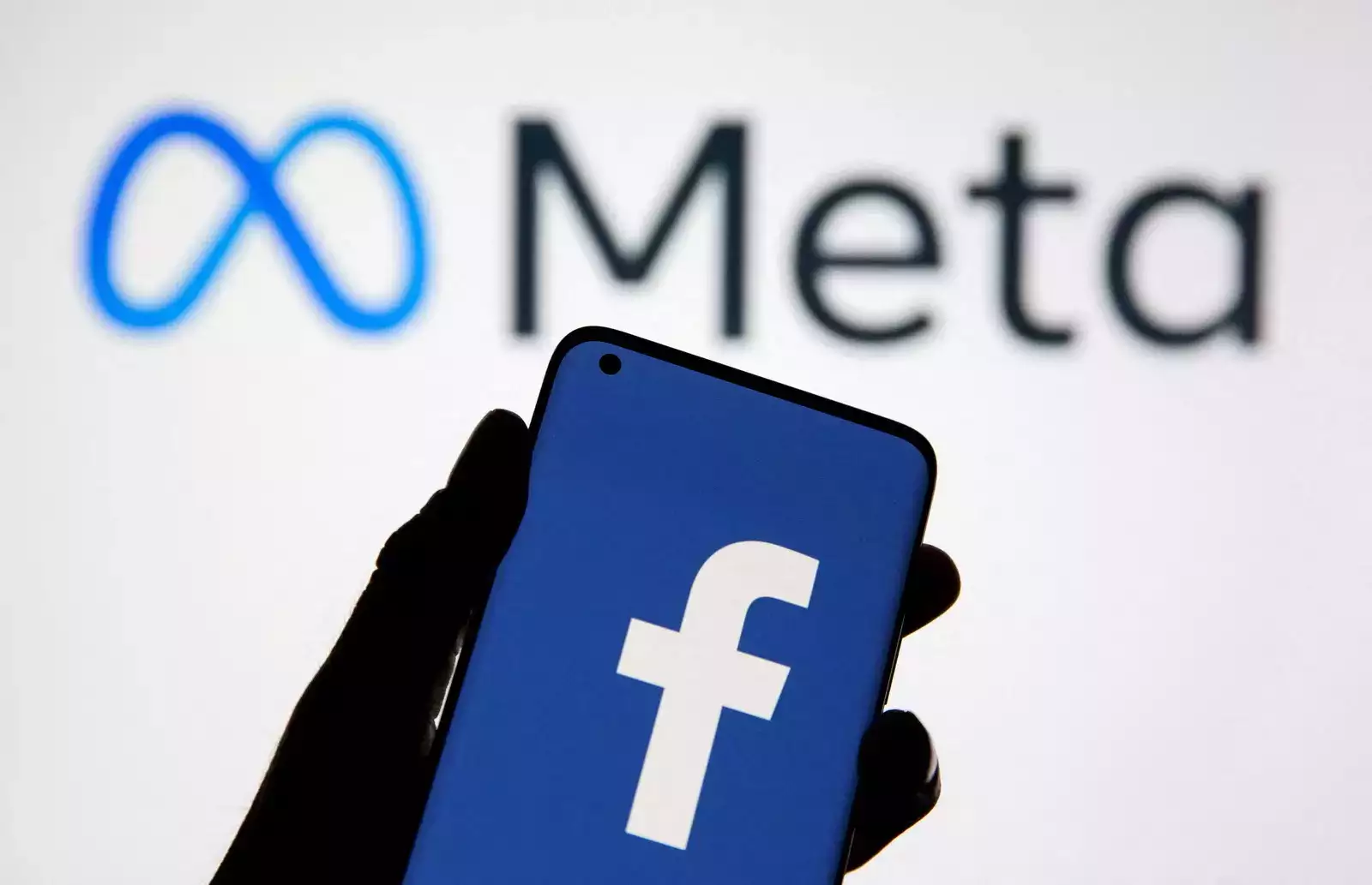 В работе Instagram и Facebook произошел масштабный сбой