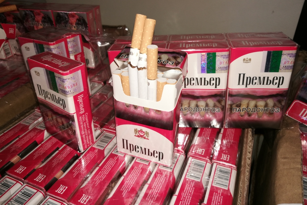 В машине гражданина Латвии обнаружили контрабанду сигарет