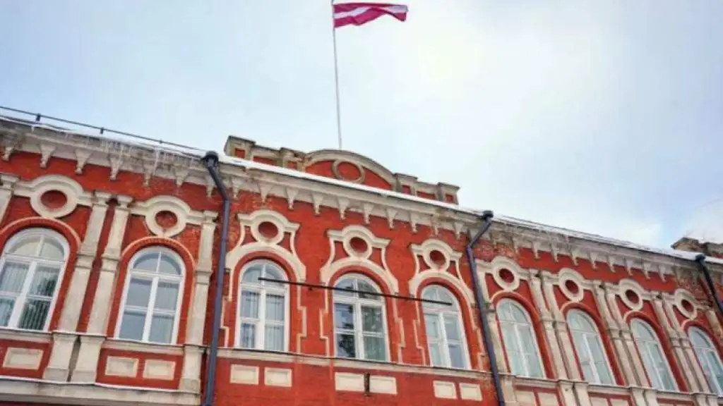 Некоторые самоуправления не остановили договоры с Россией