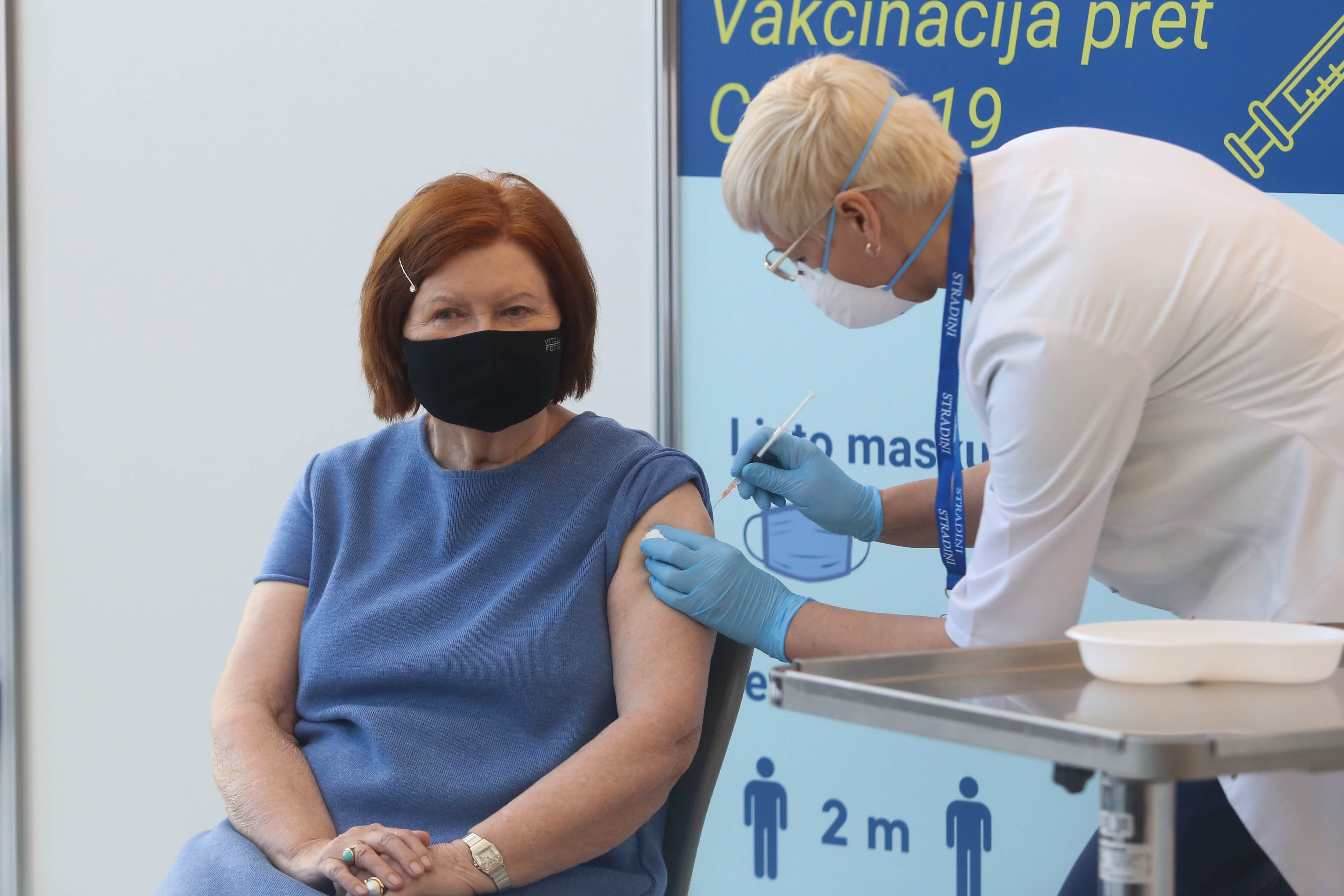 Бывшие президенты Латвии публично вакцинировались (ФОТО)