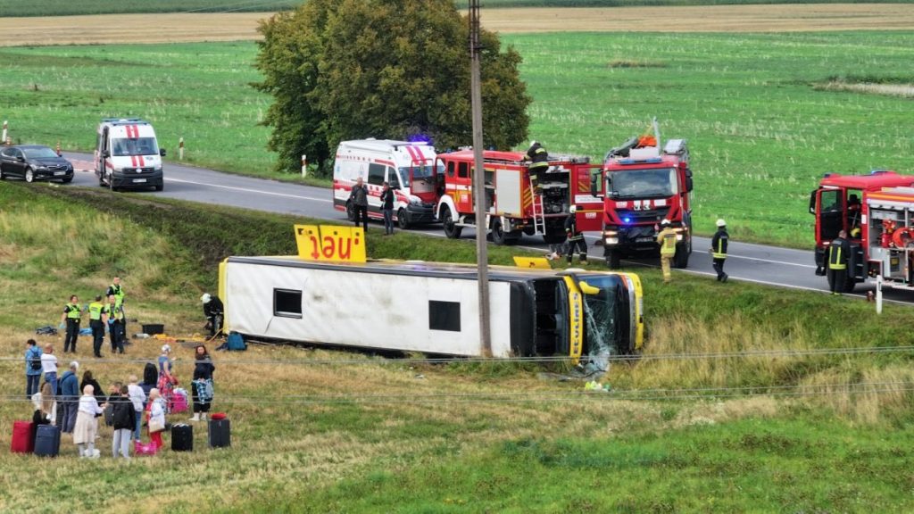 Часть пассажиров автобуса, попавшего в ДТП в Литве, доставлены в Ригу