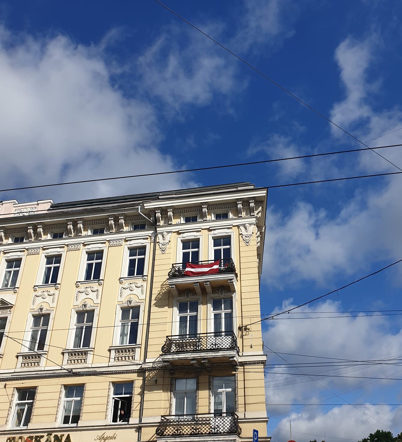 "Так нельзя!" Рижанка вывесила на балконе флаг Латвии в честь победы сборной, а ей грозили штрафом