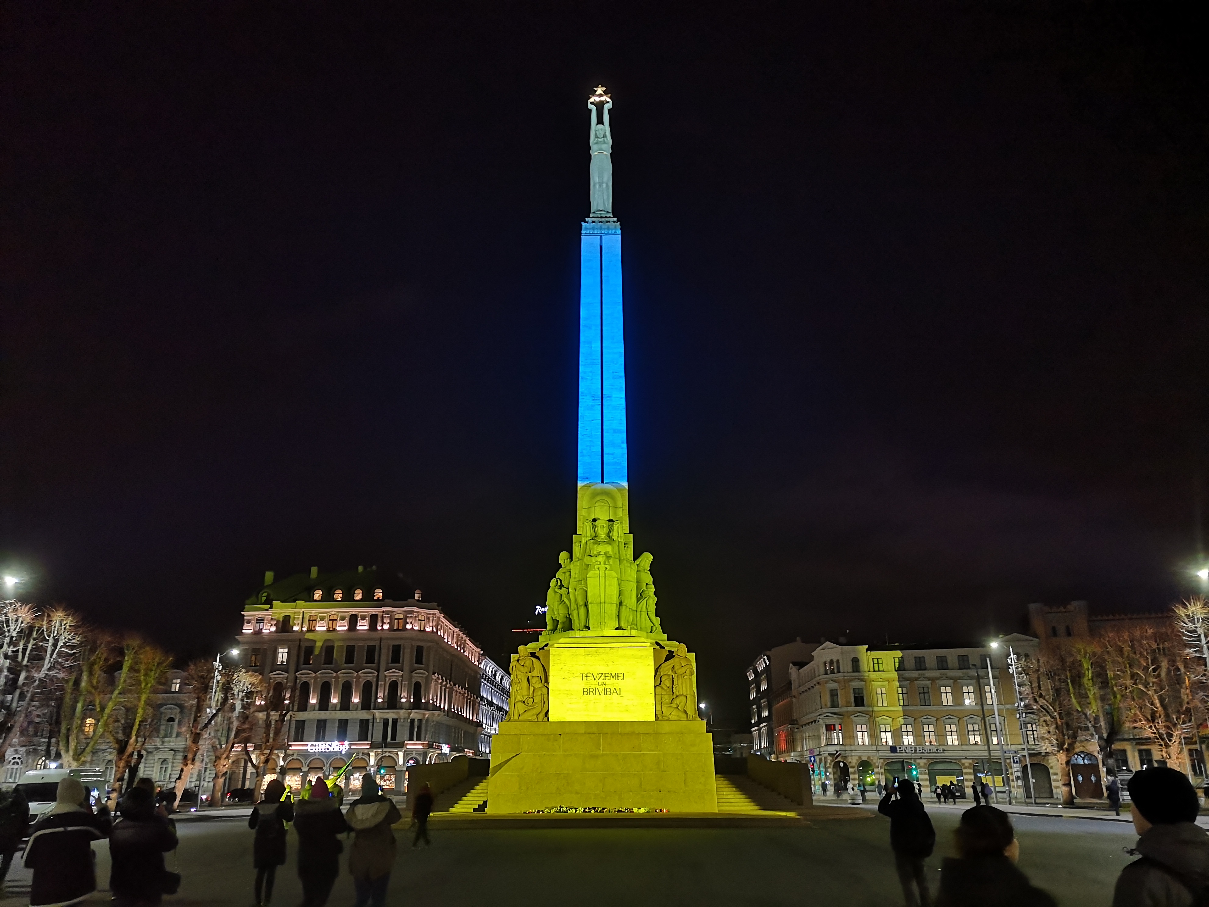 В Риге памятник Свободы подсветят цветами украинского флага