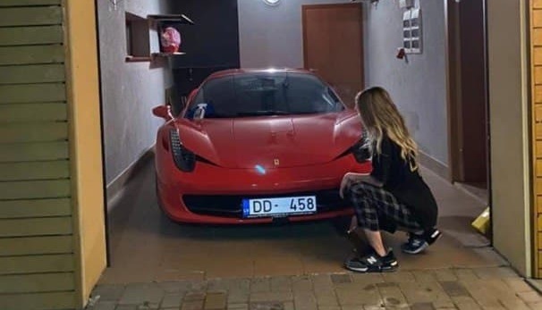 Фото: даже двигатель вылетел. Водитель Ferrari 458 не справился с управлением и разбился о дерево Фото: даже двигатель вылетел. Водитель Ferrari 458 не справился с управлением и разбился о дерево