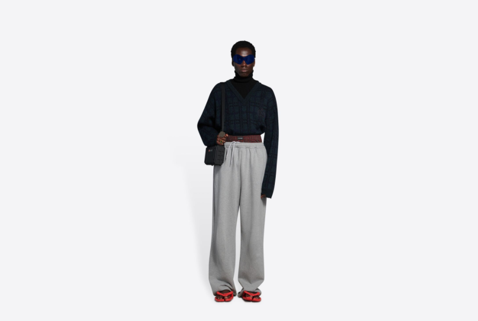 Balenciaga обвинили в расизме из-за дизайна штанов