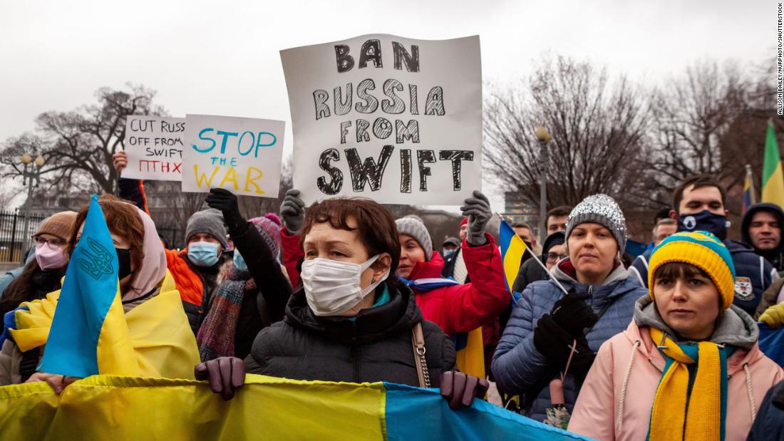 Семь российских банков официально отключены от системы SWIFT Семь российских банков официально отключены от системы SWIFT