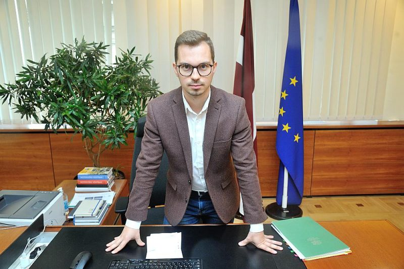 Министр: новые тарифы на передачу электричества ударят по экономике всей Латвии
