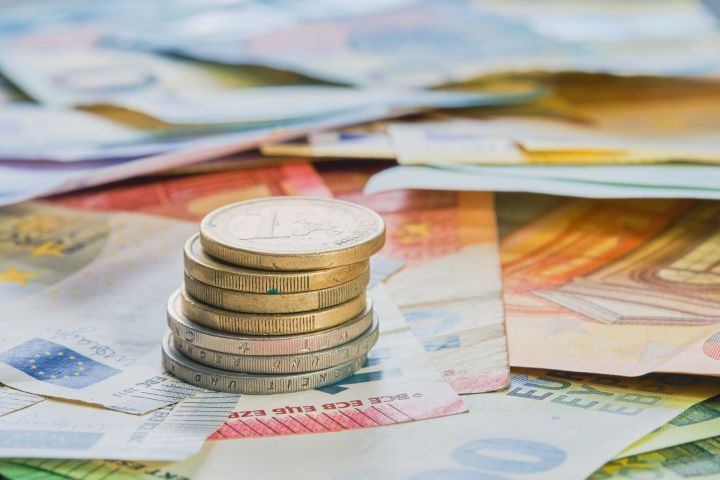 Средняя брутто-зарплата в Латвии выросла в прошлом году на 7,7%