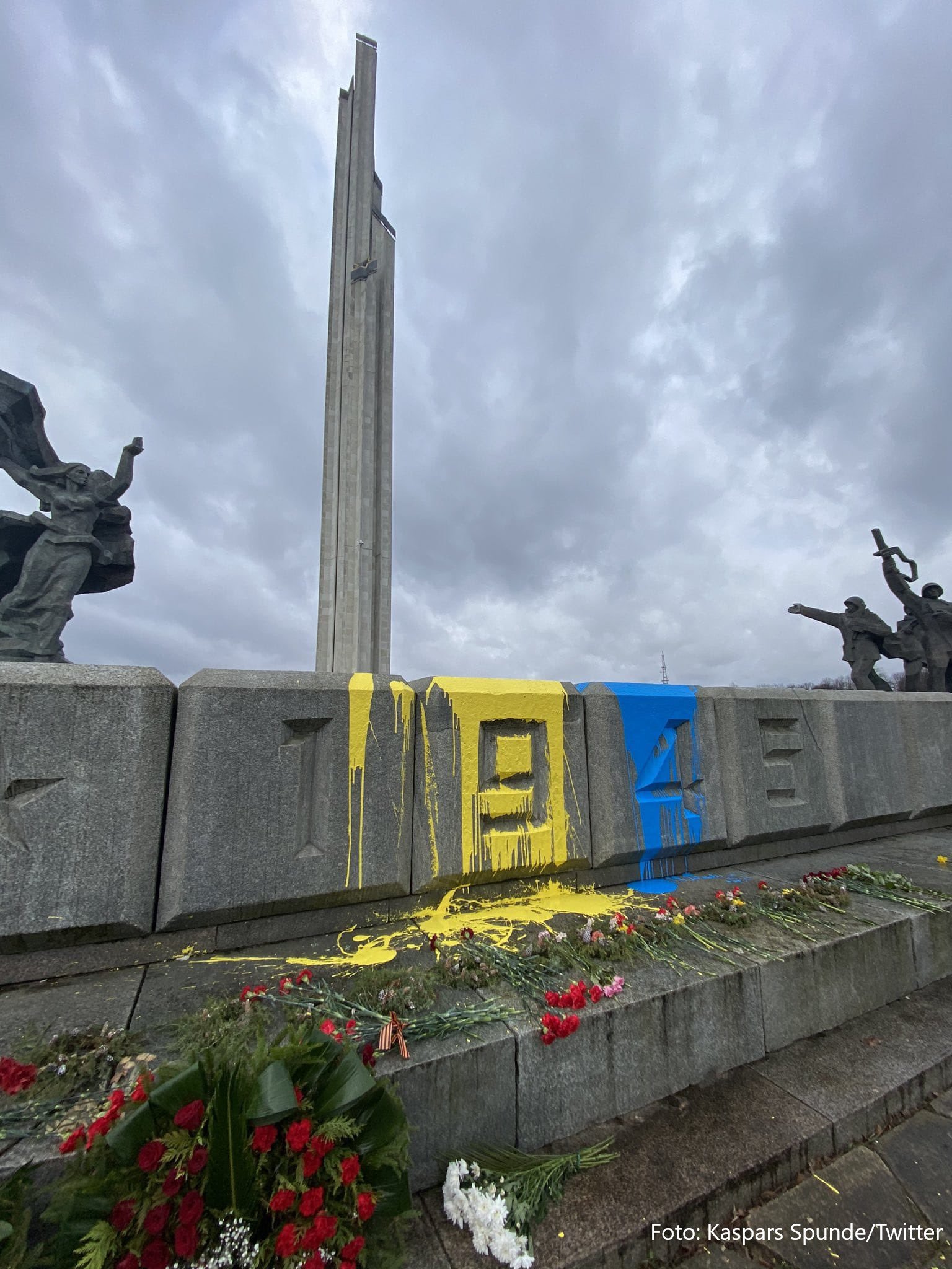В парке Победы памятник облит краской цветов украинского флага В парке Победы памятник облит краской цветов украинского флага