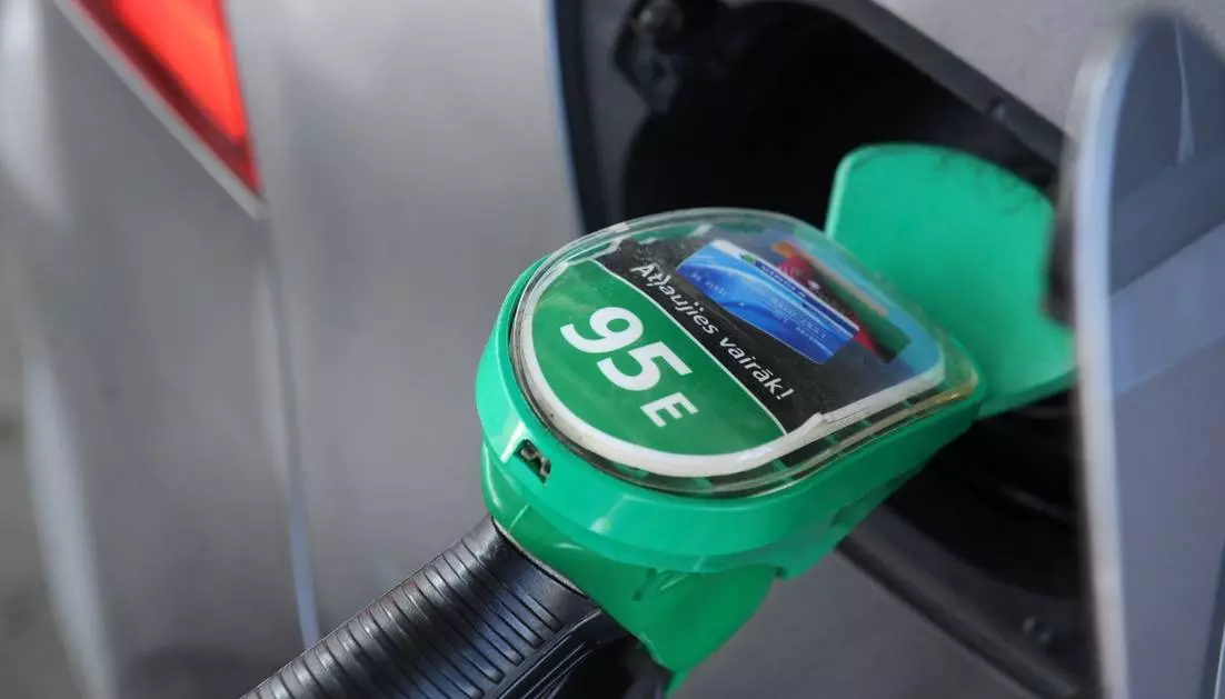 Главные поставщики топлива в Латвию уже отказались от российской нефти Главные поставщики топлива в Латвию уже отказались от российской нефти