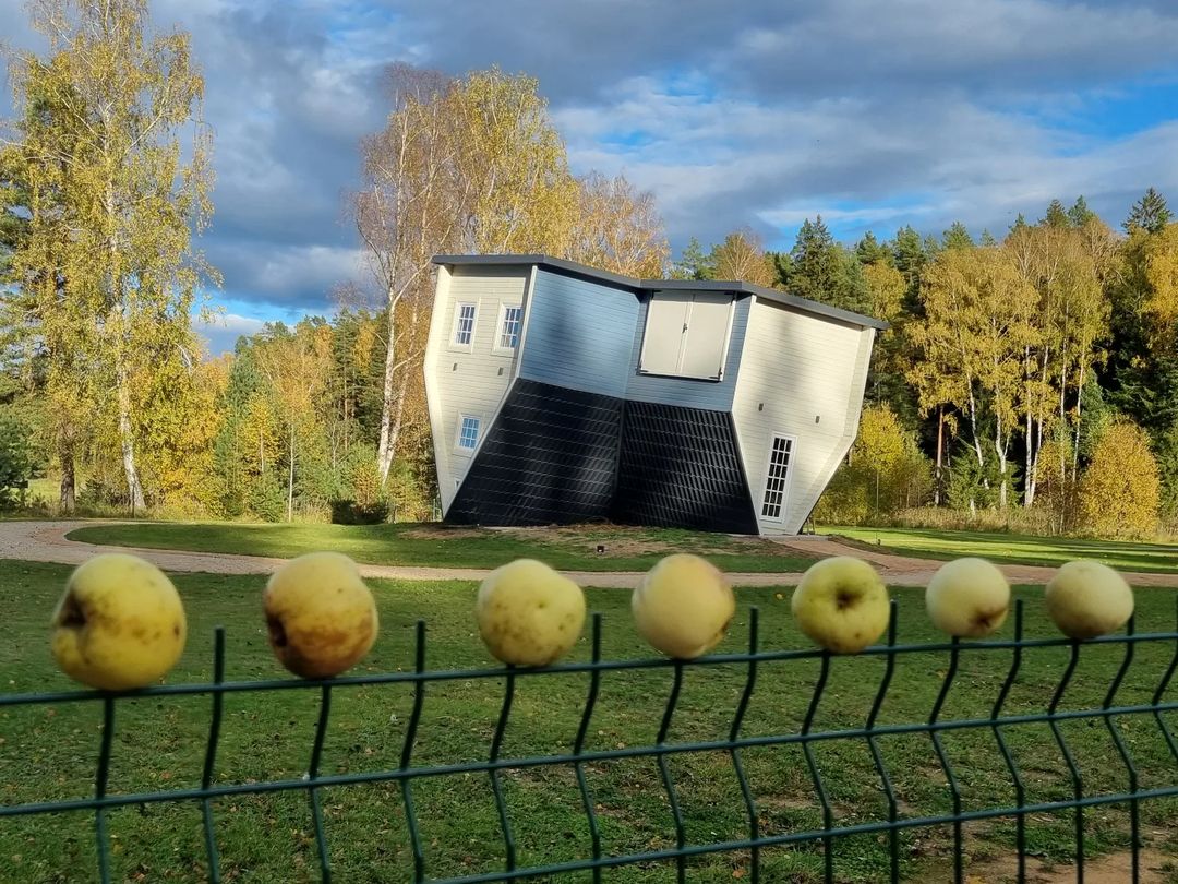 В Латвии появился перевернутый дом