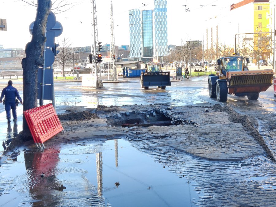 В центре Хельсинки затопило улицы, обвалился асфальт