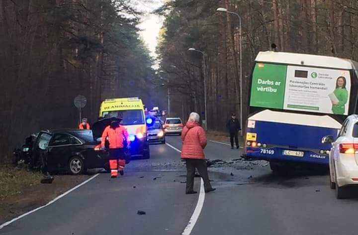 У Бумажной фабрики попал в аварию автобус Rīgas satiksme