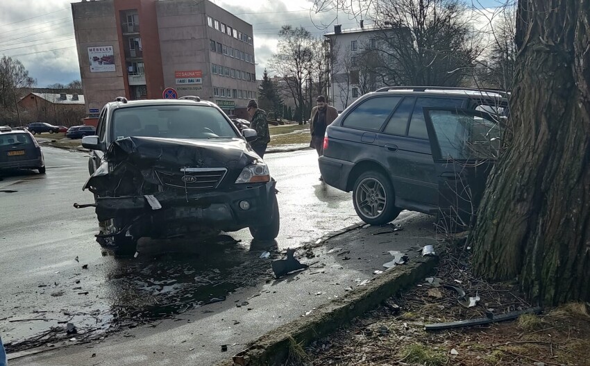 ДТП в Пурвциемсе: "Пьяный водитель и его пассажиры сбегали с места, шатаясь и падая"