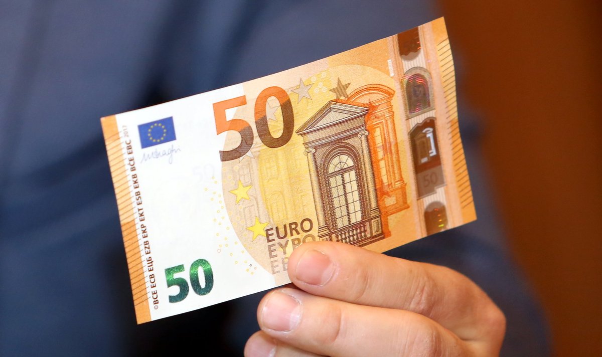 Kravas auto šoferis Dobeles novadā mēģina izvairīties no soda ar 50 eiro kukuli